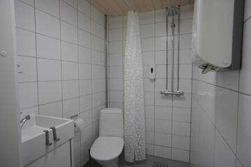 Фото номера Стандартный двухместный номер с 2 отдельными кроватями и общей ванной комнатой Гостевой дом ChillOut GuestHouse Lahti г. Лахти 7