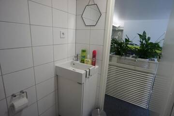 Фото номера Стандартный двухместный номер с 2 отдельными кроватями и общей ванной комнатой Гостевой дом ChillOut GuestHouse Lahti г. Лахти 18